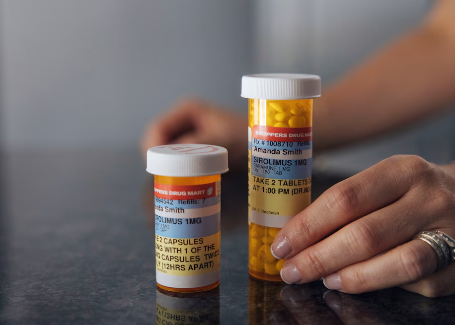 像史密斯這樣的患者必須服用免疫抑制藥物，以防止身體排斥產(chǎn)生胰島素的移植細胞