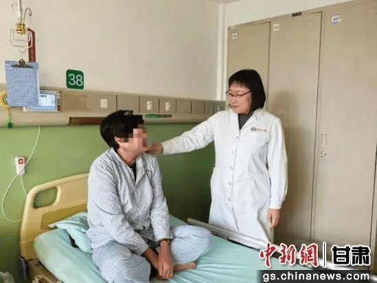 圖為聯(lián)勤保障部隊第940醫院血液科主任醫師張茜了解患者病情。