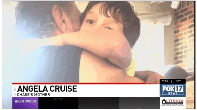 張開(kāi)雙臂緊緊擁抱爺爺；安靜地坐在爺爺懷里看電影；他開(kāi)始說(shuō)話(huà)，并第一次叫出“媽媽”和“爸爸”