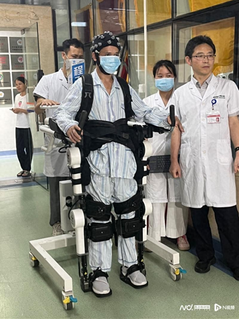 珠江醫院運動(dòng)障礙腦機接口臨床研究病房，一名脊髓損傷患者在腦機接口技術(shù)的輔助下進(jìn)行行走訓練。